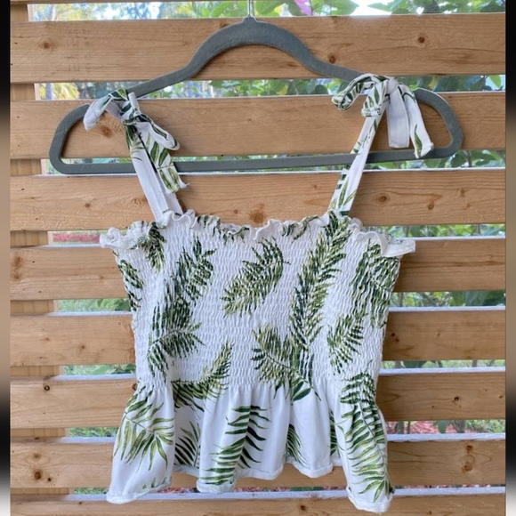 H&M Tops - H&M Palm Print Smocked Top 💚